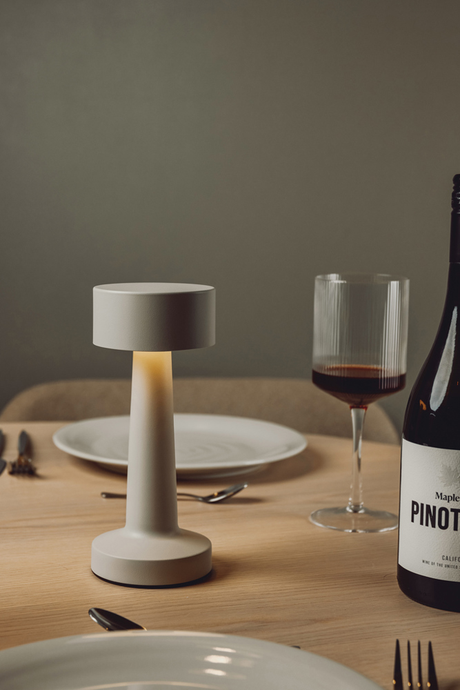 VINGA Maris Tischleuchte aus RCS recyceltem ABS